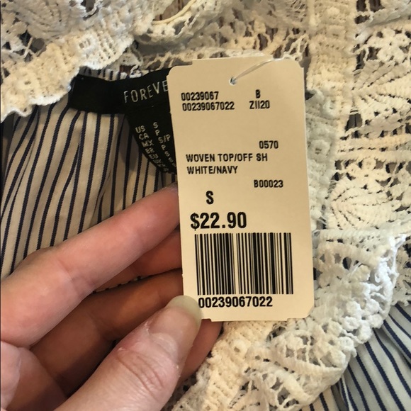 NWT white Eyelet Top, Size small. - Picture 4 of 4